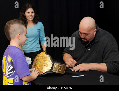 WWE Superstars visitez Naval Station Banque D'Images