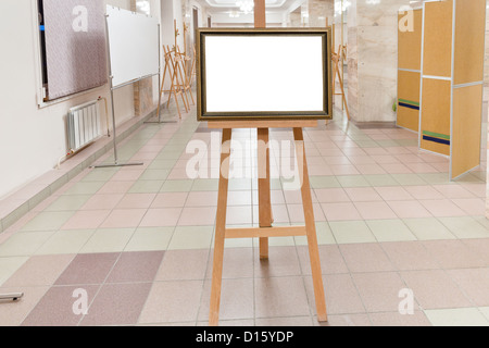 Cadre photo en bois doré avec découpe blanc toile sur chevalet dans hall art gallery Banque D'Images