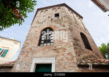 Le neonian ou baptistère orthodoxe (ou baptistère de la cathédrale) dans la région de Ravenna, Italie Banque D'Images