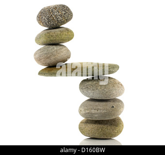 Pierres en parfait équilibre isolated on white Banque D'Images