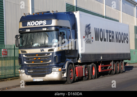 Un tracteur Scania R440 inscrit l'unité et de remorque transporteur néerlandais Wolter Koops, à Leicester, Leicestershire, Angleterre Banque D'Images