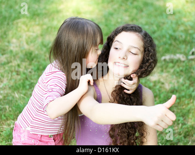 Heureux les filles dans le parc. Banque D'Images