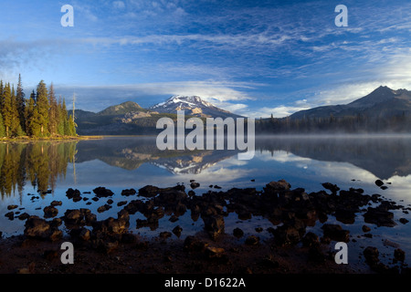 Ou00495-00....OREGON - Sœur du Sud, vu du lac Sparks dans la forêt nationale de Deschutes. Banque D'Images
