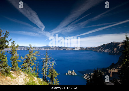 Ou00543-00....OREGON - bateau fantôme de l'île de Sun l'encoche dans le Crater Lake National Park. Banque D'Images