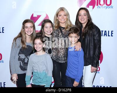 Kelly Ripa au niveau des arrivées pour Z100's Jingle Ball 2012 présenté par l'Aeropostale, Madison Square Garden, New York, NY Le 7 décembre 2012. Photo par : Andres Otero/Everett Collection Banque D'Images