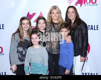 Kelly Ripa au niveau des arrivées pour Z100's Jingle Ball 2012 présenté par l'Aeropostale, Madison Square Garden, New York, NY Le 7 décembre 2012. Photo par : Andres Otero/Everett Collection Banque D'Images