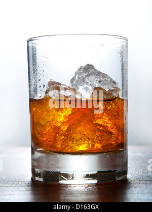 Verre de whisky sur glace Banque D'Images