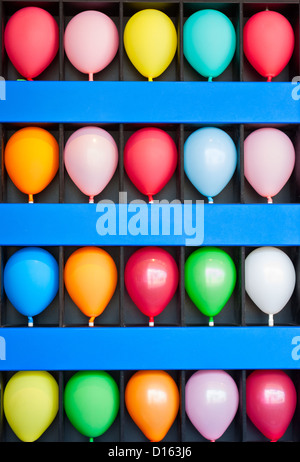 Un mur bleu cas de ballons colorés. Photo est d'une promenade d'arcade. Seul le cas de mur et les ballons sont affichées.. Banque D'Images