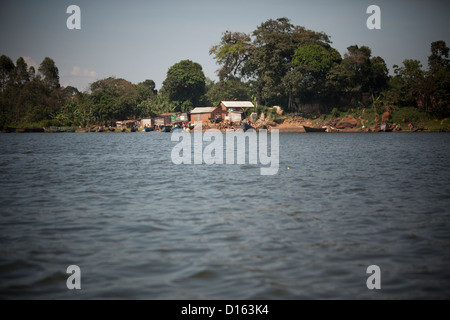 Scène de village de pêche du lac Victoria - Bussi Island, en Ouganda, en Afrique de l'Est Banque D'Images