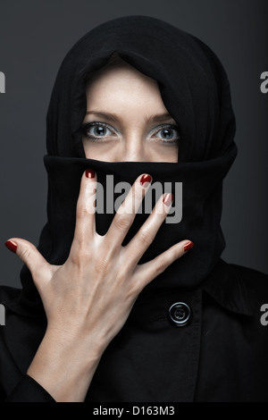 Woman in Black ninja dress avec manucure Banque D'Images