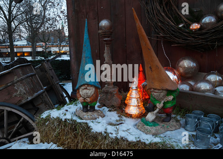 Les nains de jardin ancien, brownies ou lutins associés à Noël nordique en hiver paysage à Tivoli Marché de Noël, Copenhague, Danemark Banque D'Images