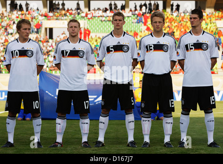 Allemagne joueurs pour les hymnes nationaux avant le 2009 FIFA U-20 World Cup match du groupe C contre la Corée du Sud. Banque D'Images