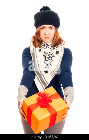 Déçu en colère woman holding gift box, isolé sur fond blanc. Banque D'Images