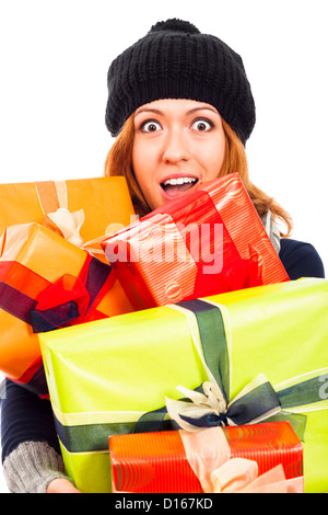 En extase happy woman in winter hat holding de nombreux cadeaux colorés, isolé sur fond blanc. Banque D'Images