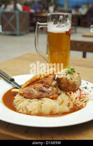 Jarret de porc braisé à la bière le dîner, servi au Airbräu taverne bavaroise à Munich, Allemagne Banque D'Images