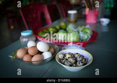 Œufs d'oiseaux et d'œufs de poules avec limes sur l'accotement cafe table au Vietnam Banque D'Images