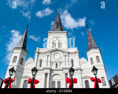 Arcs de Noël sur les lampes à Jackson Square, la cathédrale de Saint Louis, New Orleans, Louisiana, United States Banque D'Images