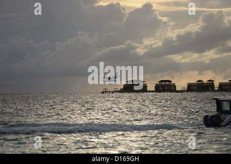 Coucher de soleil Maldives vol d'hydravion avion décollage d'avion Banque D'Images