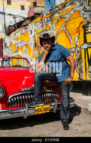 Un chauffeur pose avec une Buick de 1948 à La Havane Cuba le Callejon de Hammel Banque D'Images