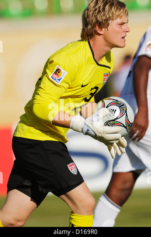 USA gardien Brian Perk en action pendant la FIFA 2009 Coupe du Monde U-20 Groupe C match contre l'Allemagne à Mubarak Stadium. Banque D'Images