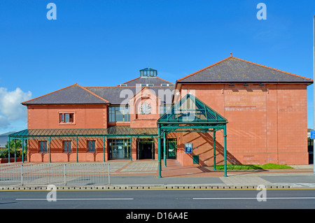 Ciel bleu jour ensoleillé à Llandudno magistrates court palais de justice bâtiment qui exploite également les services de justice de la famille et de la jeunesse Conwy Clwyd North Wales UK Banque D'Images