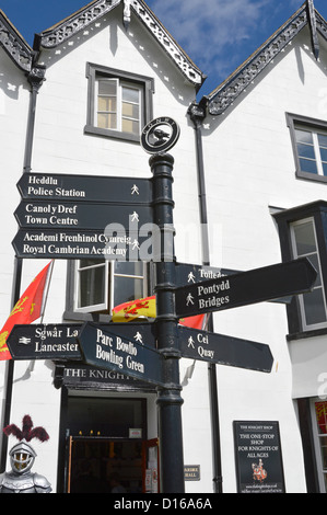 Langue Anglais gallois multilingue panneau pour les piétons dans le centre médiéval de la ville de Conwy à l'extérieur de la boutique Chevalier le Nord du Pays de Galles UK Banque D'Images