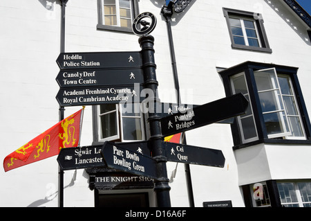 Affiche bilingue en anglais gallois pour les piétons au centre de la ville médiévale de Conwy, à l'extérieur du Knight Shop Clwyd Nord du pays de Galles du Royaume-Uni Banque D'Images