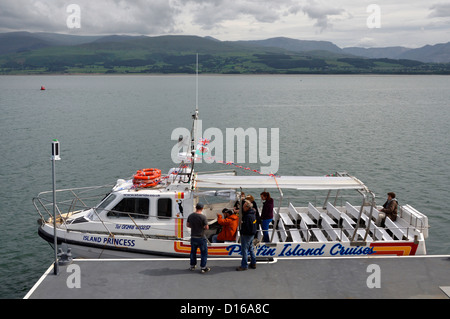 Les gens de bateaux d'excursion d'embarquement pour l'île de macareux de Moorabbin Pier sur le détroit de Menai Anglesey Gwynedd North Wales UK Banque D'Images