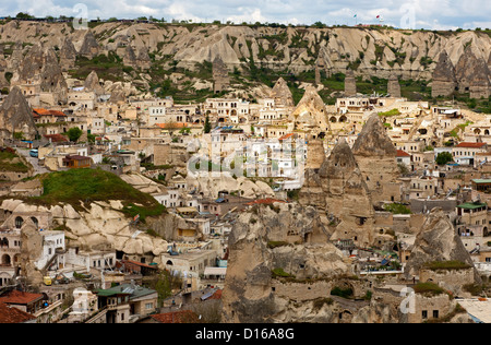 La municipalité de Goereme amids la roche de tuf cônes dans le site du patrimoine mondial La Cappadoce, Turquie Banque D'Images