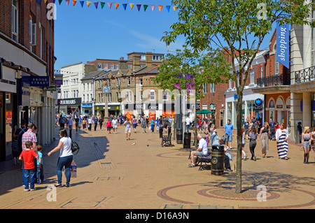 Ville de Chelmsford Essex County Town signe blason lointain ciel bleu jour d'été pour les gens qui font des courses dans la rue piétonne pavée animée haute rue Angleterre Royaume-Uni Banque D'Images