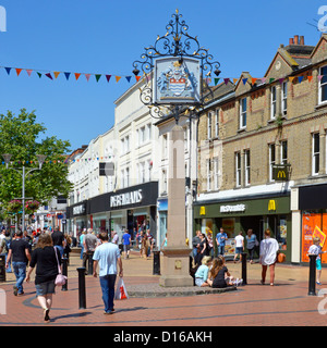 Ciel bleu d'été pour les amateurs de shopping dans les boutiques de Chelmsford City High Street & County Town Tmanteau of Arms Sign McDonalds Et Debenhams, Essex, Angleterre, Royaume-Uni Banque D'Images