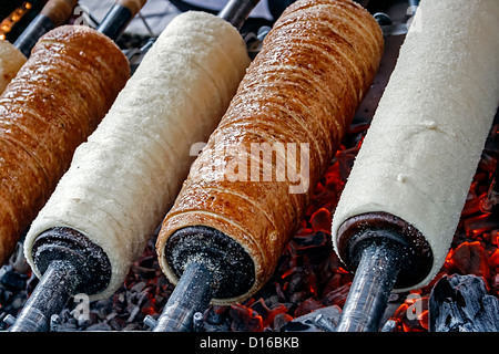 Kurtoskalacs hongrois préparé sur le grill, lors d'une foire alimentaire traditionnel. Spécifique pour la Transylvanie, Roumanie. Banque D'Images