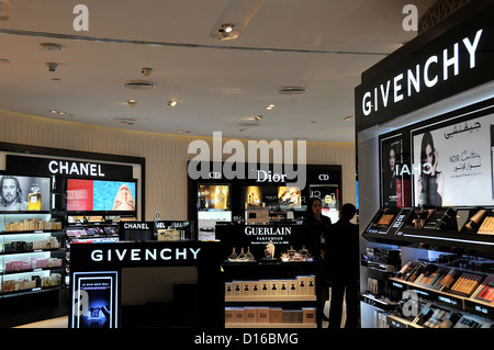 Le parfum et cosmétiques boutique duty free de l'aéroport d'Abu Dhabi Banque D'Images