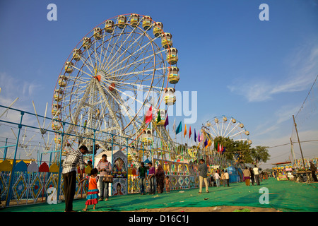 Grande roue contre un ciel bleu à la foire de Pushkar, Inde Banque D'Images