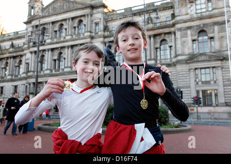 Dimanche 9 décembre 2012, Santa Dash Charité Fun Run, George Square, Glasgow. Josh Irvine, âgé de 11 ans, à gauche, et Elliot Duff, 11 ans, à droite, tous deux de Bearsden, Glasgow ayant tout juste terminé l'Santa Dash fun run en moins de 19 minutes et de finition 7e et 6e avec respect. Le fun run est parrainé par le Daily Record. Alamy Live News Banque D'Images