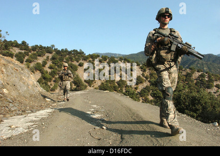 La patrouille des soldats de l'Armée US Korengal Valley 18 Août 2009 dans la province de Kunar, Afghanistan. Banque D'Images