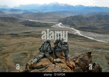 Les soldats de l'Armée US s'afficher de la terre sur le dessus d'une crête près de l'avant de la base de l'opération Lane le 21 février 2009 dans la province de Zabul, en Afghanistan. Banque D'Images