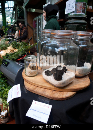 Le noir et blanc truffes fraîches de Molise Italie affiché dans des bocaux en verre Borough Market, London Bridge, London, UK KATHY DEWITT Banque D'Images