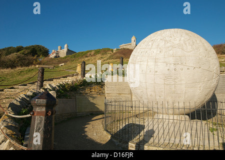 Le grand globe avec château Durlston dans la distance sur un jour d'hiver de décembre Banque D'Images