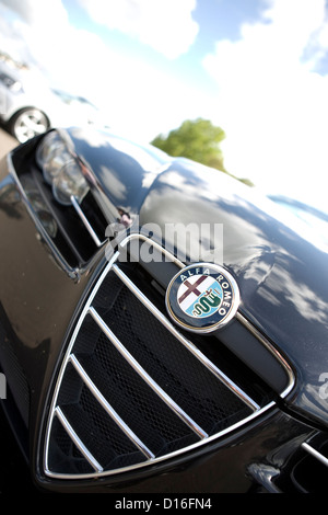 La calandre avant et d'un insigne d'une voiture Alfa Romeo noir moderne. Banque D'Images