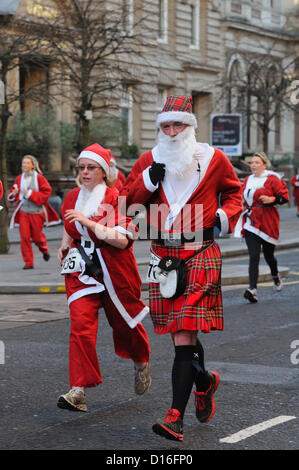 Dimanche 9 décembre 2012, le centre-ville de Glasgow, Écosse, Royaume-Uni, Glasgow 5k Santa Dash.Le Santa Dash est exécuté chaque année par environ 2000 participants de tous les âges de l'aide d'organismes de bienfaisance et les bonnes causes. Alamy Live News Banque D'Images