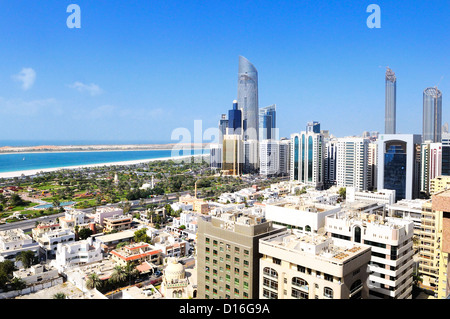 Vue de la ville d'Abu Dhabi, Emirats Arabes Unis par jour Banque D'Images