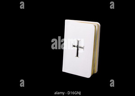 Une Bible blanc sur fond noir. Banque D'Images