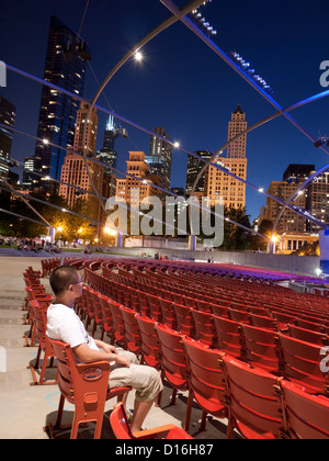 Après le concert, dans le spectaculaire Pavillon Jay Pritzker au Millennium Park, Chicago, Illinois. Banque D'Images