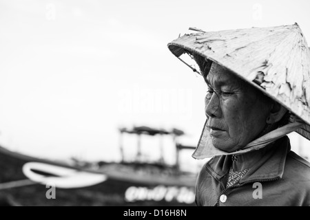 Portrait noir et blanc d'une vietnamienne portant un chapeau de bambou traditionnel Banque D'Images