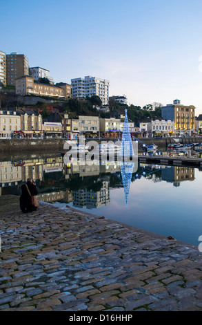 Torquay, Devon, Angleterre. Le 8 décembre 2012. Port de plaisance de Torquay au coucher du soleil avec un arbre de Noël au milieu du port. Banque D'Images