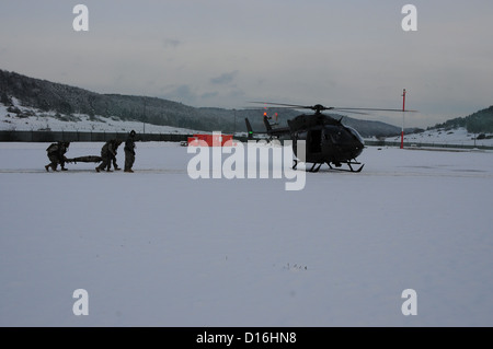 Les soldats de l'Armée américaine à partir de la 541e compagnie du génie transporter une victime simulée d'un UH-72 Lakota au cours d'un exercice d'entraînement situationnel (STX) au Centre de préparation interarmées multinationale à Hohenfels, Allemagne, le 3 décembre 2012. La STX est conçu pour préparer un Banque D'Images