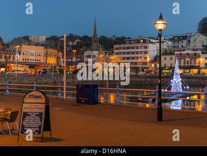 Torquay, Devon, Angleterre. Le 8 décembre 2012. Port de plaisance de Torquay au coucher du soleil avec un arbre de Noël au milieu du port. Banque D'Images