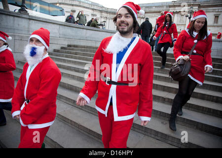 Londres, Royaume-Uni. Dimanche 9 décembre 2012. Un flash mob de Santas descend sur Trafalgar Square. Célébré Noël ici avec le rapport annuel de Santa Pub Crawl partie visiter les célèbres pubs et attractions touristiques de Londres, avec tout le monde parée dans jolly rouge Santa costumes. Organisé par fanatiques, une société australienne et sports. Alamy LIve News Banque D'Images