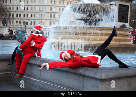 Londres, Royaume-Uni. Dimanche 9 décembre 2012. Un flash mob de Santas descend sur Trafalgar Square. Célébré Noël ici avec le rapport annuel de Santa Pub Crawl partie visiter les célèbres pubs et attractions touristiques de Londres, avec tout le monde parée dans jolly rouge Santa costumes. Organisé par fanatiques, une société australienne et sports. Alamy LIve News Banque D'Images